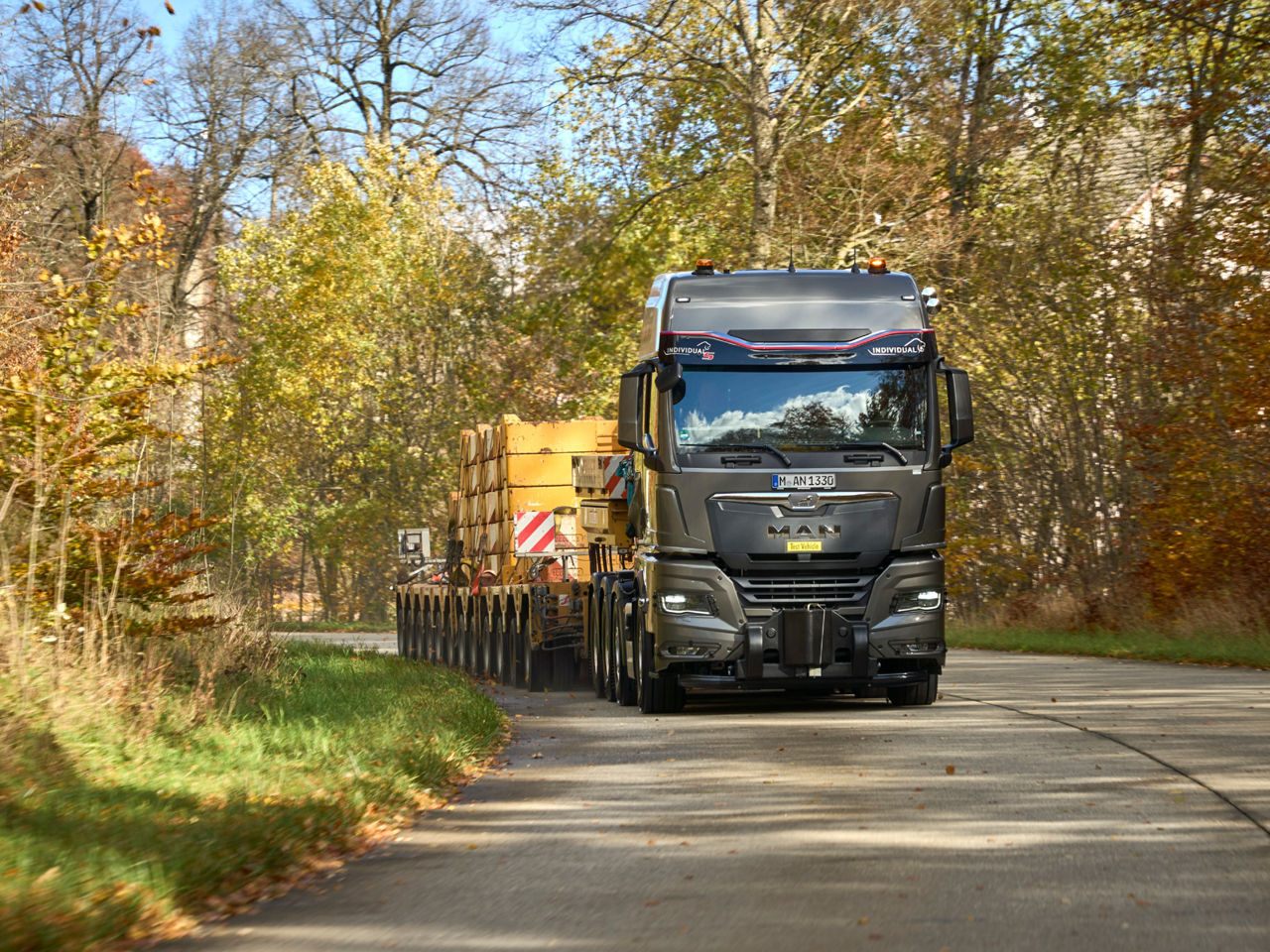 Um camião de carga pesada da MAN percorre uma longa curva